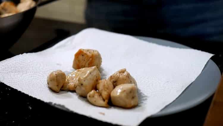 To cook spaghetti, put the meat on a napkin