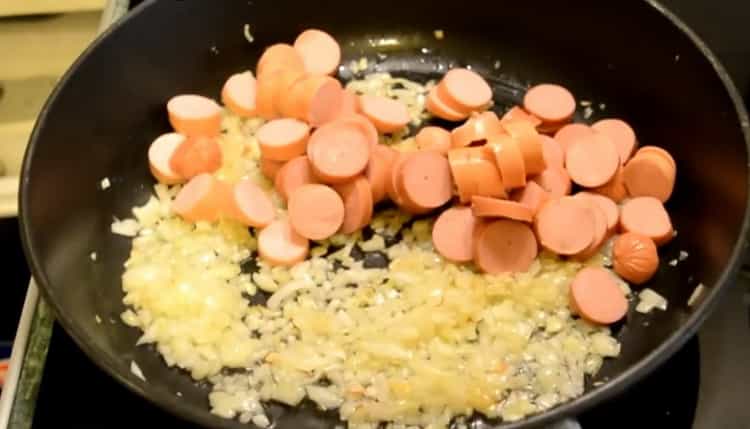 To make spaghetti with sausages, mix the ingredients.