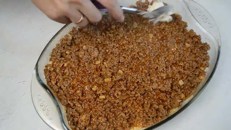 To cook spaghetti with minced meat, put the minced meat on spaghetti