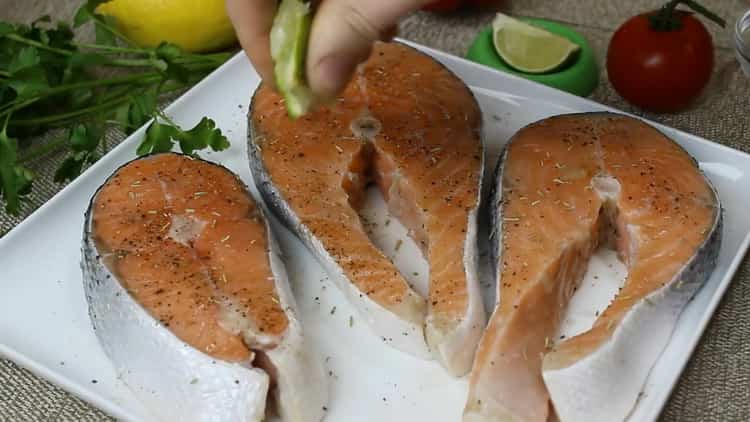 To make salmon steak in a pan, pour lime