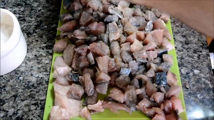 To make mackerel soup, cut the fish