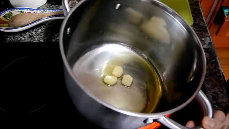 To make mackerel soup, fry the garlic