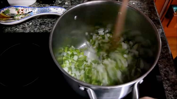 Fry vegetables to make mackerel soup