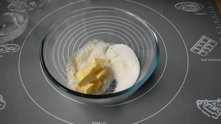 To mix the booths, mix the crumb ingredients