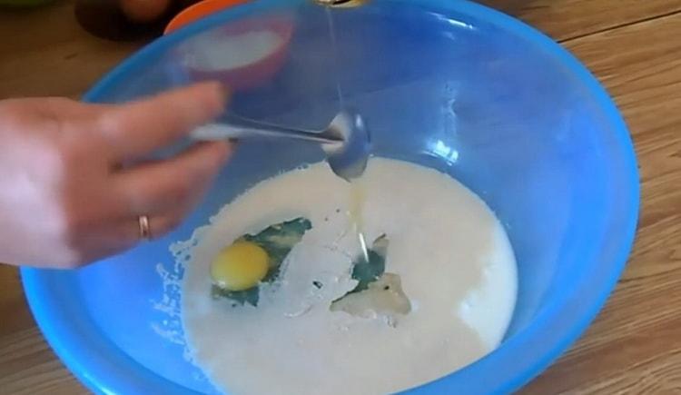 Mix the ingredients for the fried pastry dough