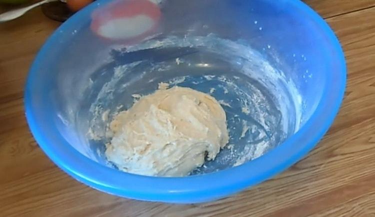 Knead the dough to make fried pastry dough.