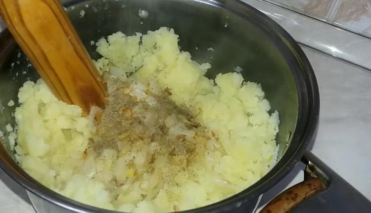 To make the pie dough, mix the filling