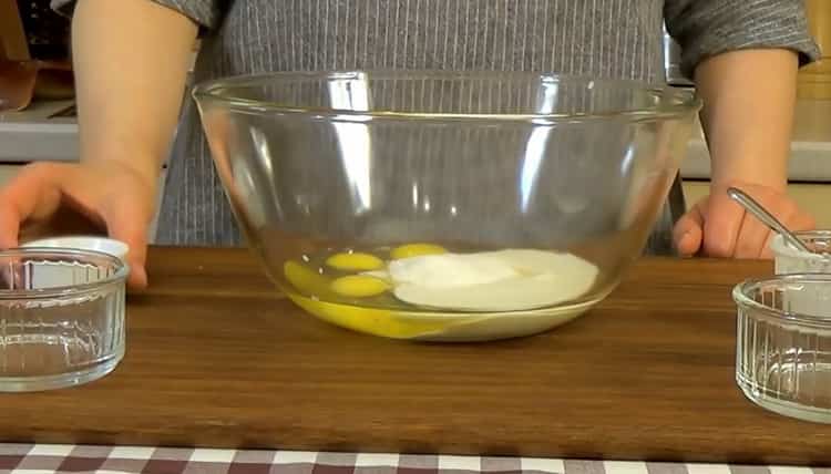 To make the dough on sour cream for pies, mix the ingredients