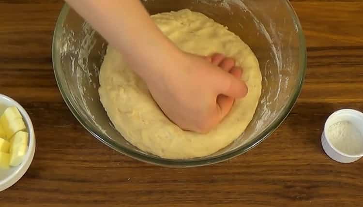 To make dough on sour cream for pies, knead the dough