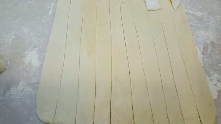 To make the protein cream tubes, cut the dough