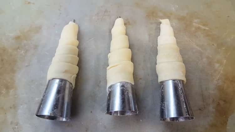 Form the tubes with protein cream