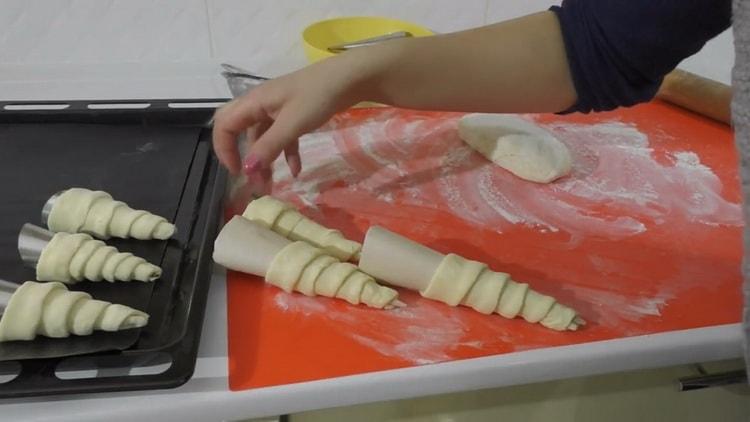 To prepare the cream tubes, prepare the tubes