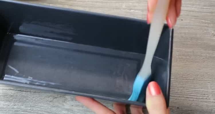 To prepare a pumpkin cake, prepare a mold