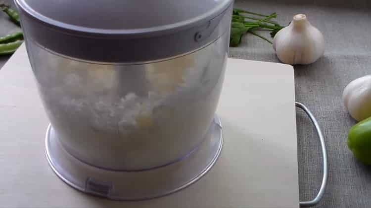 Chop the onion to cook