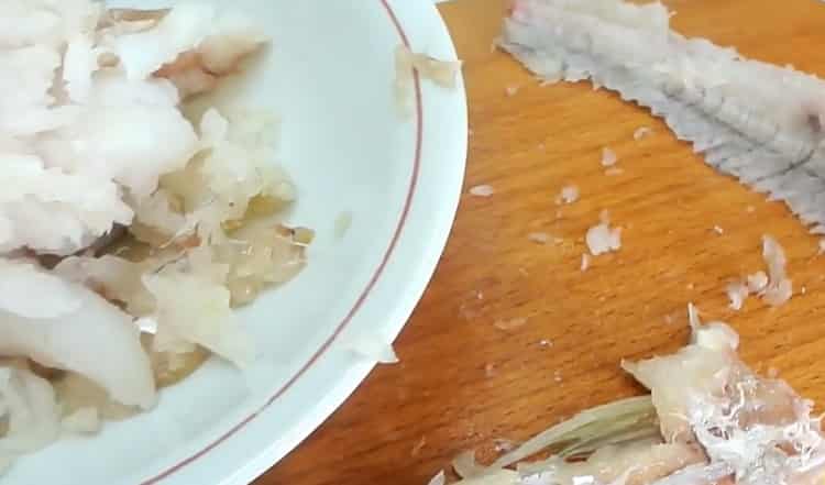 To cook stuffed pike perch, skin the bones