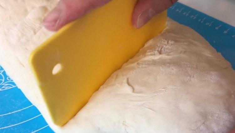 Divide the dough into 4 parts.