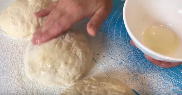 We round each part, grease with oil.