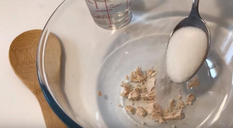 In a bowl of crumbled yeast. add sugar to them.