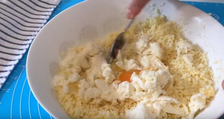 We crumble the mozzarella in the filling, mix.