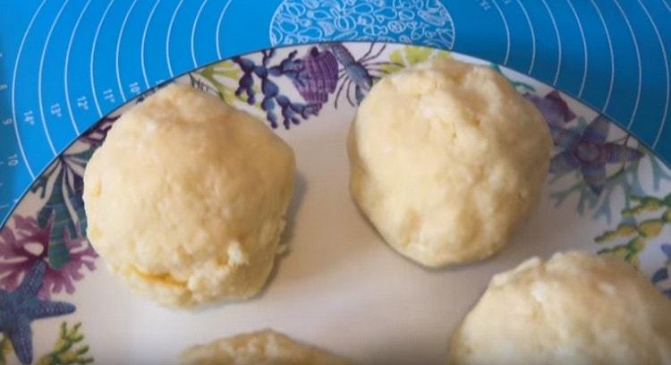 From the filling we form 4 balls.