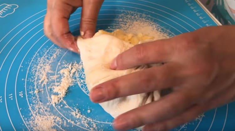 We collect the dough with a bag around the filling.