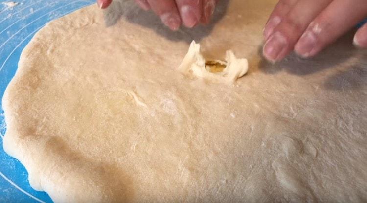 Make a hole in the center of the cake.