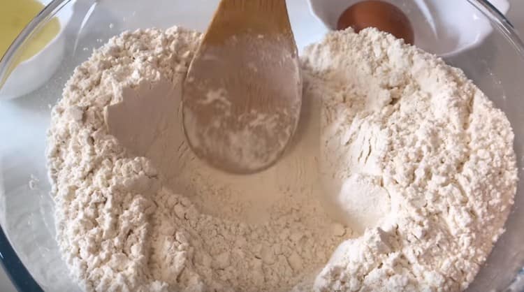 Sift the flour, mix with salt, make it a recess.