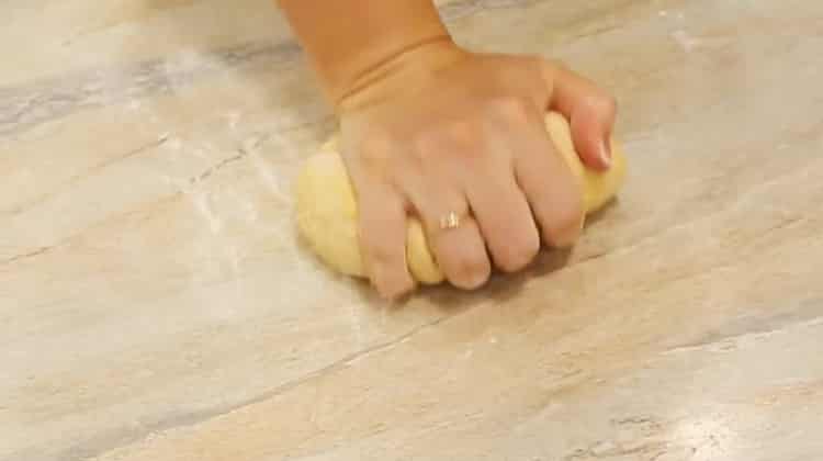 Knead the dough to make a chuck chuck according to the classic recipe