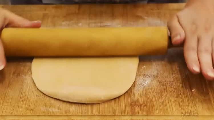 To make a chuck chuck according to the classic recipe, roll out the dough