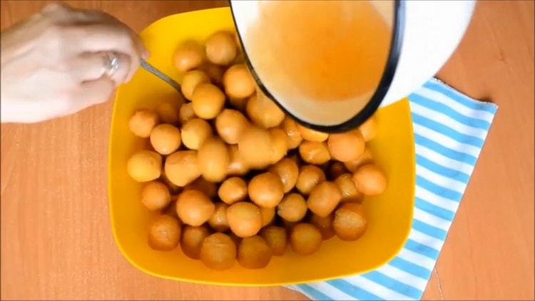 To prepare a chak chak in Tatar, pour the dough with syrup