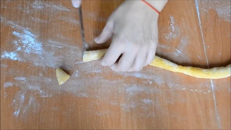 To prepare the Chuck Chuck in Tatar, cut the flagella