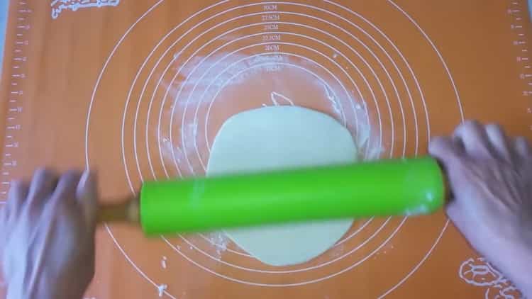 To make puff pastry pasties roll out the dough