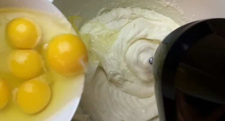 Mix all the ingredients to make a classic cheesecake.