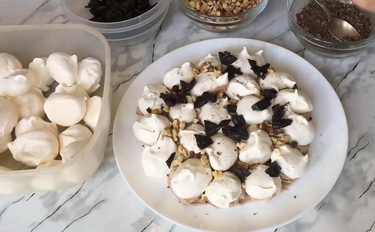 Sprinkle prunes to make a cake