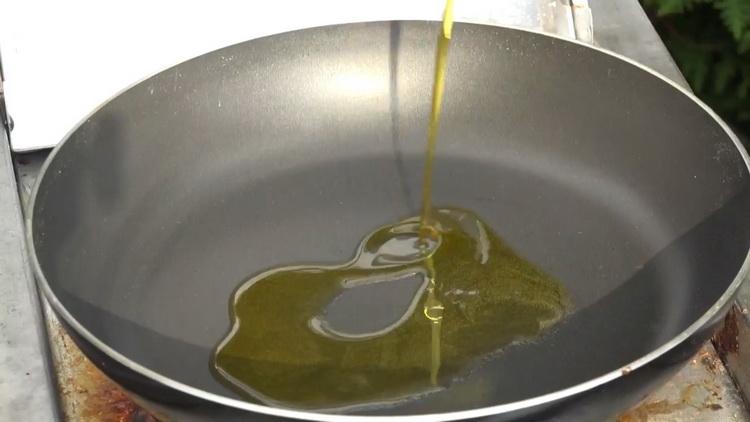 To cook tiger shrimps, heat a frying pan