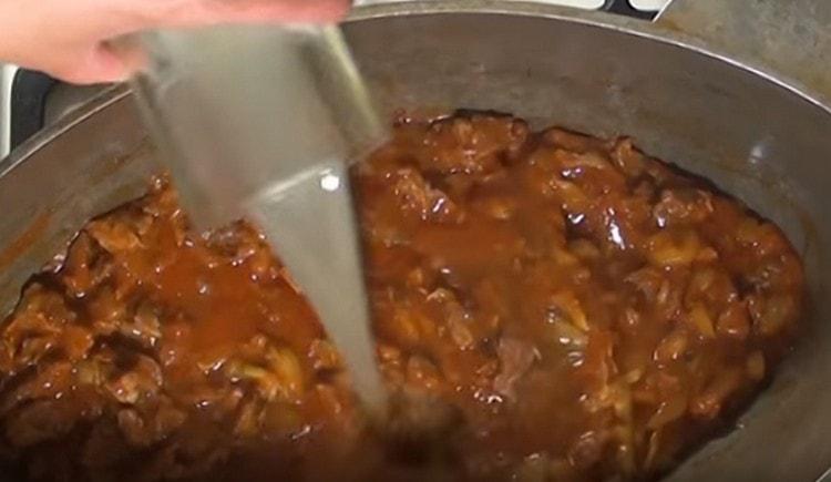 Add brine to the meat with onions and cucumbers.