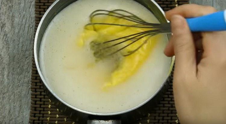 Add gelatin to the cream.