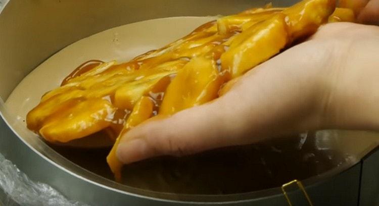 We spread banana cake on mousse.