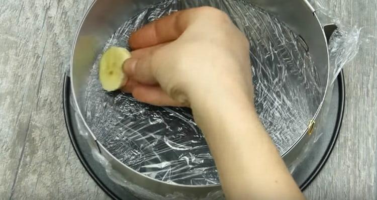 Put the banana slices in a single layer in a detachable form covered with cling film.