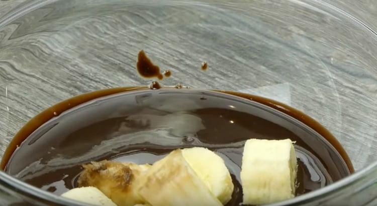 Add bananas to the chocolate-butter mass.