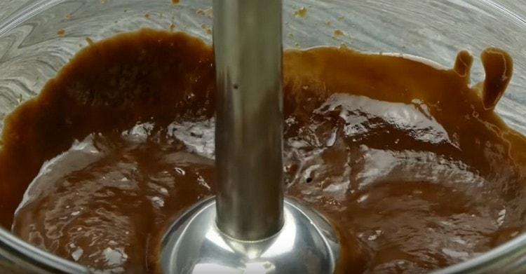 We interrupt the mass with a submersible blender until smooth.