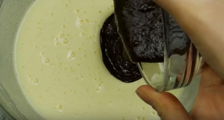 Pour the chocolate-banana mass into the egg base.