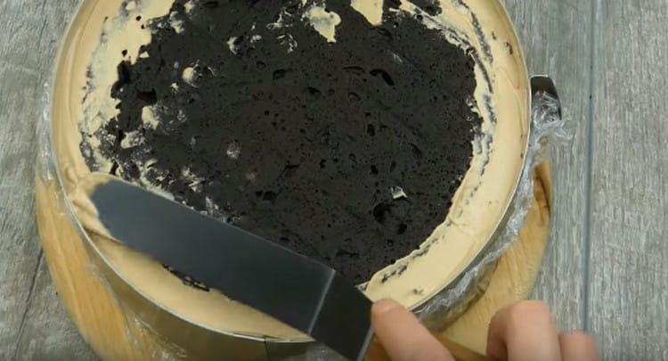 From the cake, cut out a circle and put it on our mousse cake.