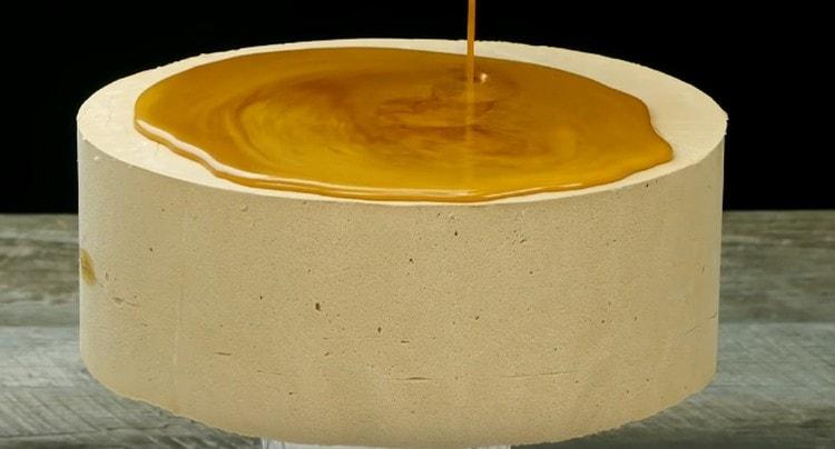 Glaze the cake, freed from the form.