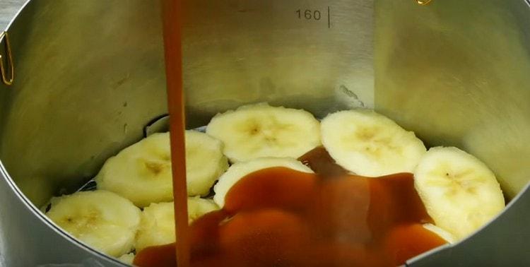 The resulting caramel is poured onto a layer of bananas.