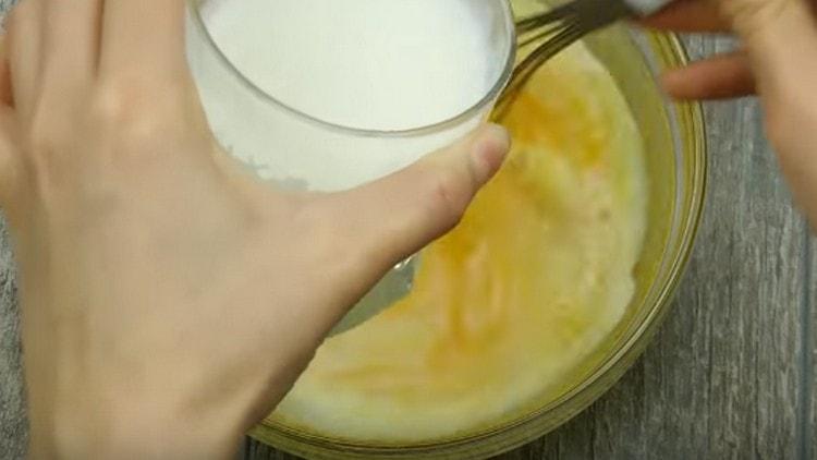 Add milk to the egg mass.