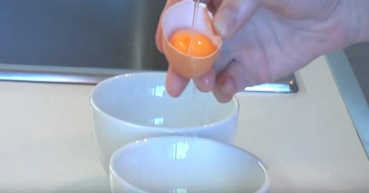 We divide eggs into proteins and yolks.