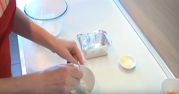 Stir a little sour cream with water.