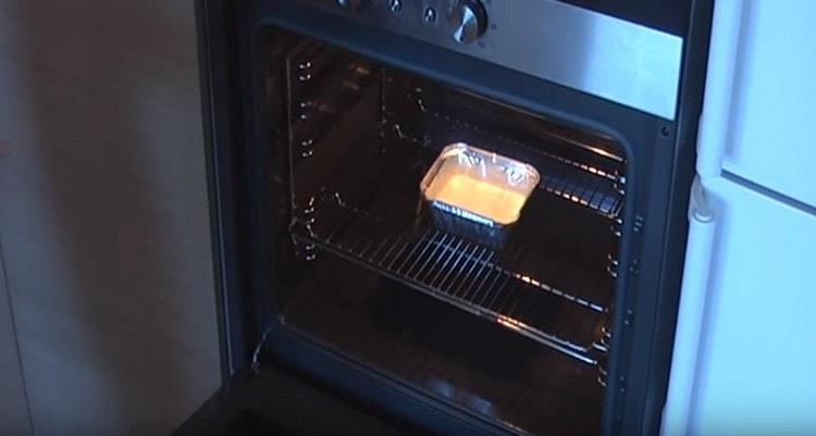 We put the form with an omelet in the oven.