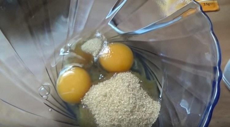 In a bowl, beat the eggs, add sugar to them.
